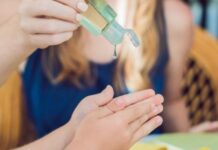 Разграбват антибактериалните материали по магазините в Асеновград, но няма място за паника – в складовете има наличност