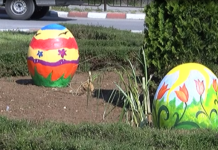 Магически яйца, изрисувани от децата на Асеновград красят кръговите кръстовища