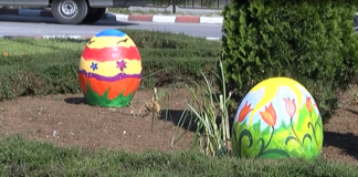 Магически яйца, изрисувани от децата на Асеновград красят кръговите кръстовища
