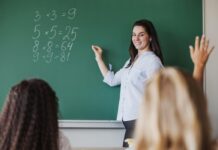 МОН: Новият колективен трудов договор предвижда средно над 15% увеличение на учителските заплати