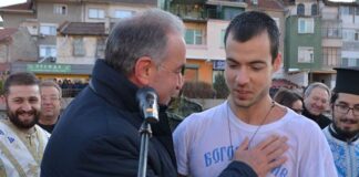 Кметът на Асеновград връчи лично наградата на Мартин Пеев, който спаси богоявленския кръст