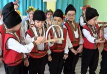 С дървени лястовици (хелидон) и прескачане на огън за здраве, деца от ДГ „Зорница“ посрещат пролетта