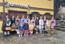 Лазарки благославяха домовете в Горни Воден на Лазаровден