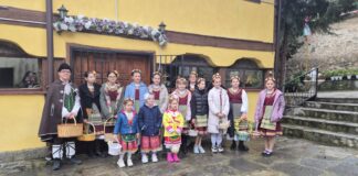 Лазарки благославяха домовете в Горни Воден на Лазаровден