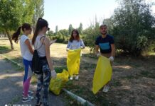 Близо 20 доброволци чистиха днес в парка до Лятното кино и градинката на ул. „Цар Освободител“ в Асеновград