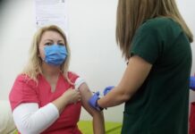 Трима лекари и две медицински сестри от МБАЛ Асеновград се ваксинираха днес срещу КОВИД 19