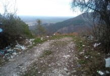 Неприятни гледки с отпадъци в района на Асеновата крепост