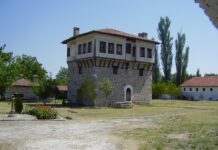 Утре е празникът на света великомъченица Неделя. Своя храмов празник ще отбележи Араповският манастир