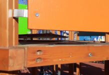 Ремонтират една от счупените и опасни детски площадки в кв. „Запад”