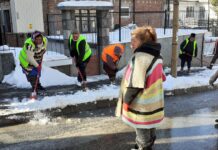 И днес се почистваха и опесъчаваха тротоари в Асеновград