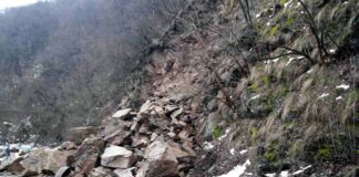 Свлачище затрудни движението по пътя Асеновград – Смолян вчера вечрта