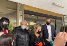 Посещението на непълнолетни без придружител в заведения се забранява, учениците от 5 до 12 клас -онлайн