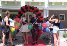 Абитуриентите от СУ „Св. Княз Борис I“ получиха дипломите си на специална церемония в двора на училището