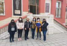 Моделиерите от ПГ „Свети Патриарх Евтимий“ с дарение към театрален състав в Асеновград