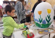 Талантливи деца от града изписаха големи магически яйца
