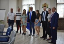 Кметът Грудев връчи плакети на зрелостниците от сдружение Общински младежки съвет-Асеновград