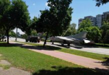 Преместиха самолет – паметник на нов постамент