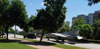 Преместиха самолет – паметник на нов постамент