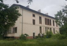 Горя покривът на бившата Инфекциозна болница в Асеновград