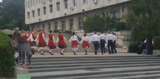 Клубът за танцово изкуство „Везеница” с концерт от фолклорни танци и песни