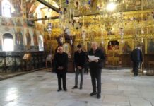 Поклонение пред гробовете на Екзарх Стефан и Патриарх Кирил в Бачковския манастир от еврейската общност в Пловдив