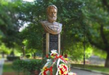 Вой на сирени и поднасяне на цветя в памет на Ботев в Асеновград