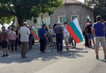 Протестиращи в с.Червен заради водния режим: Писна ни