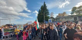 Стотици на протест срещу концесията за добив на мрамор в землището на с. Горнослав