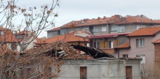 Покривът на Караалановото училище продължава да се руши – защо не започва ремонтът