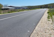 Полагат хоризонтална пътна маркировка на пътя Първомай-Асеновград