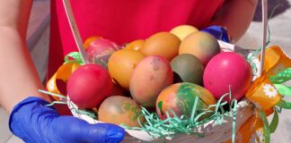 Децата от училището по благонравие към храм „Св.Атанасий“ боядисваха яйца за Великден