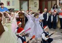 Деца от ДГ „Зорница“ подариха картички и музикални изпълнения на възрастни хора