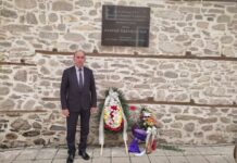 Зам.-кметът Петров поднесе венец пред паметната плоча на Паисий Хилендарски