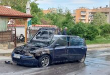 Кола се запали в движение в кв. „Запад“