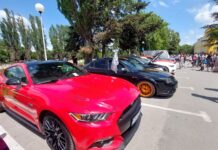 Атрактивно изложение на американски автомобили на центъра на Асеновград