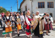 Оживление в с. Яврово на празника „Вдигане на куните“ /снимки/