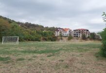 Обновяват помощното игрище на стадион „Шипка“