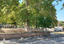 Заради корени на дървета, оградата при ОУ „Ангел Кънчев“ продължава да се руши