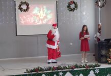 С песни и танци посрещнаха Дядо Коледа в ОУ „Петко Каравелов“