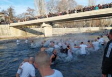 Близо 70 мъже участваха в ритуала по спасяването на кръста в Чая /снимки/