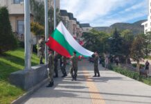 С поднасяне на цветя пред паметника на Пере Тошев и с издигане на националния флаг, Асеновград отпразнува Съединението