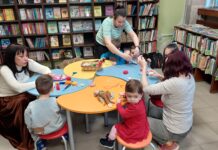 В навечерието на Баба Марта – малки и големи твориха мартенички в библиотеката