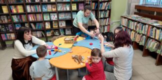 В навечерието на Баба Марта – малки и големи твориха мартенички в библиотеката