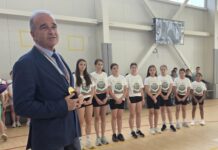 Почетен плакет от кмета на Асеновград получи отборът по волейбол към училището в с. Тополово