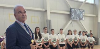 Почетен плакет от кмета на Асеновград получи отборът по волейбол към училището в с. Тополово