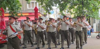 Кулминацията на фестивала на военни духови оркестри в Асеновград бе концерт на централния площад