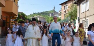 ПГ „Свети Патриарх Евтимий“ дарява рокли за ритуала „Калиница“