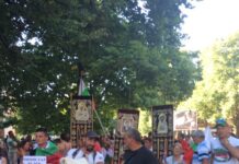 Пътуващите в блокираните от протестното шествие коли показаха пълна солидарност