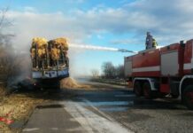 Камион със слама се запали на пътя за Рожен и блокира движението снимката е илюстративна
