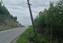 Наклонени електрически стълбове застрашават МПС край с. Орешец